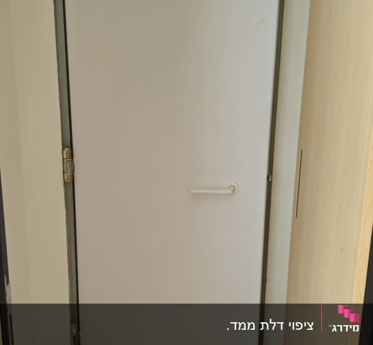 דלת לבנה עם ידית בחדר